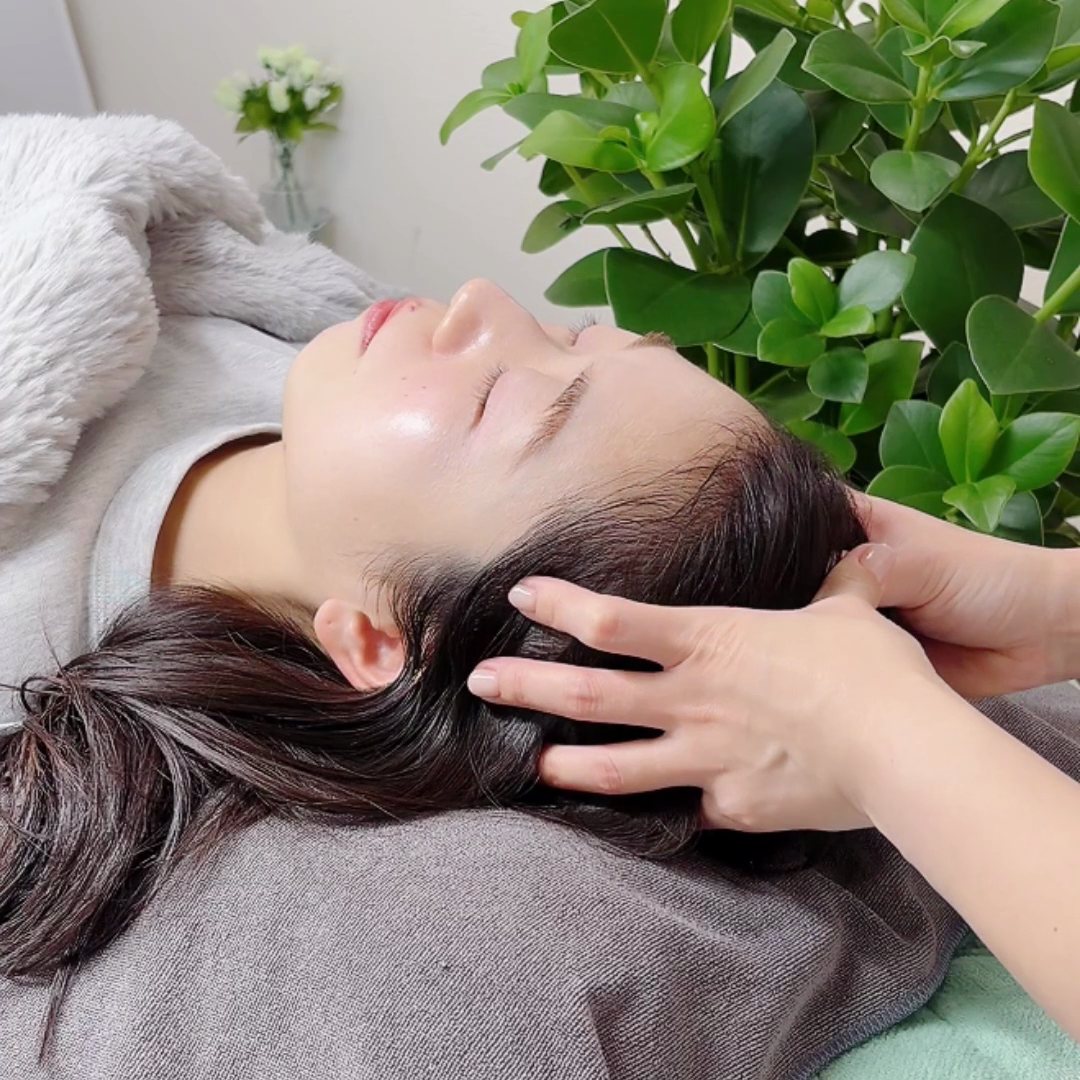 首と頭をほぐす施術